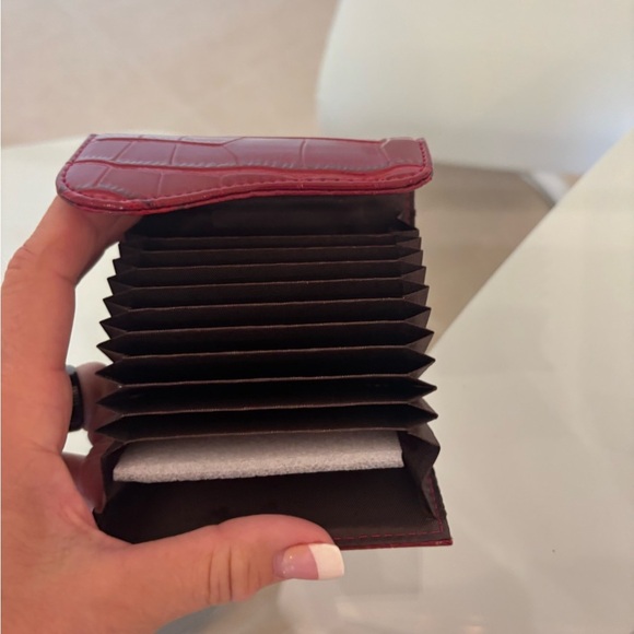 Elegant Red Crocodile-Embossed Credit Card Holder - Picture 2 of 4